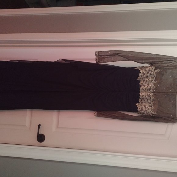 Elegant xcape Jewel Neck Long Sleeve Gown. . - Picture 2 of 8